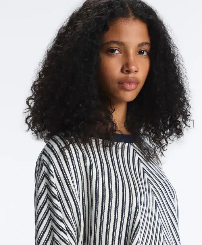 Camisola de malha com riscas diagonais Camisola de malha com riscas diagonais