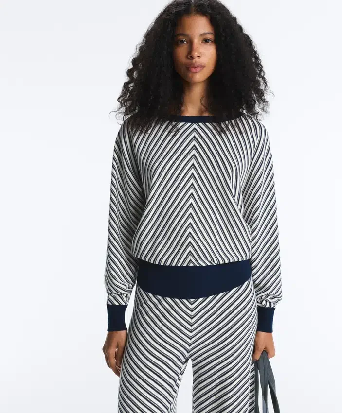 Camisola de malha com riscas diagonais Camisola de malha com riscas diagonais