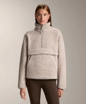 Camisola em imitação de casacos de pelo de carneiro com bolso frontal Camisola em imitação de casacos de pelo de carneiro com bolso frontal