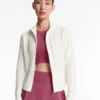 Casaco com capuz em malha com aberturas Casaco com capuz em malha com aberturas