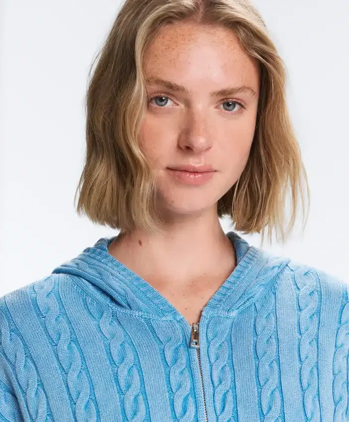 Casaco com capuz em malha trançada lavada Casaco com capuz em malha trançada lavada