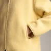Casaco de imitação de pelo de carneiro com capuz Casaco de imitação de pelo de carneiro com capuz
