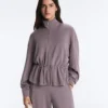 Casaco em modal Soft Touch com cintura ajustável e gola alta Casaco em modal Soft Touch com cintura ajustável e gola alta