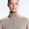 Casaco em modal Soft Touch com cintura ajustável e gola alta