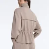 Casaco em modal Soft Touch com cintura ajustável e gola alta