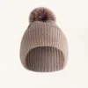 Chapéu de malha com pompom em mistura de lã Chapéu de malha com pompom em mistura de lã