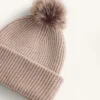 Chapéu de malha com pompom em mistura de lã Chapéu de malha com pompom em mistura de lã