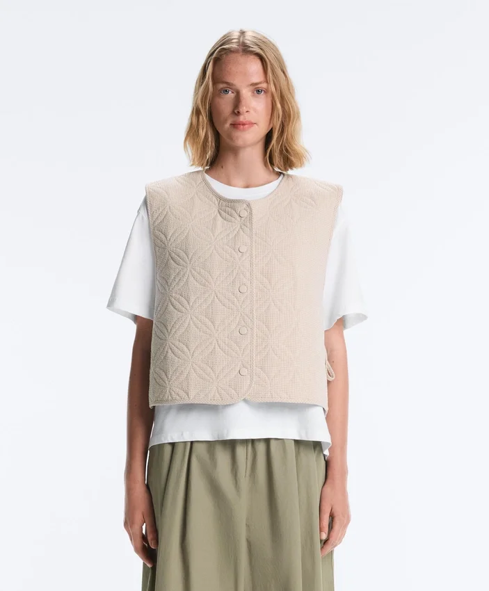 Colete acolchoado com padrão xadrez floral Colete acolchoado com padrão xadrez floral