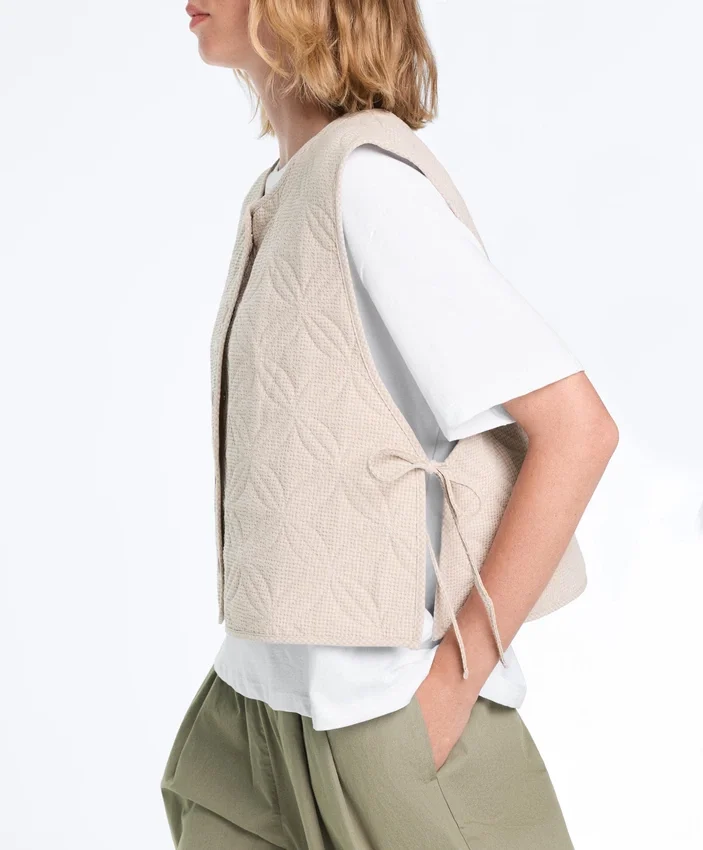 Colete acolchoado com padrão xadrez floral Colete acolchoado com padrão xadrez floral