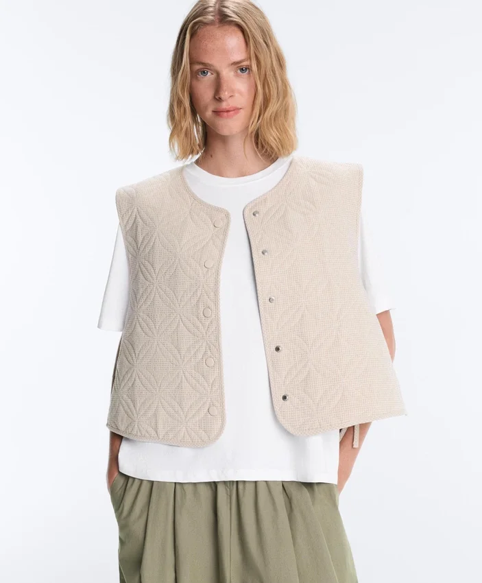 Colete acolchoado com padrão xadrez floral Colete acolchoado com padrão xadrez floral