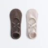 Conjunto de 2 pares de meias de mistura de algodão para ioga e pilates com tiras cruzadas Conjunto de 2 pares de meias de mistura de algodão para ioga e pilates com tiras cruzadas