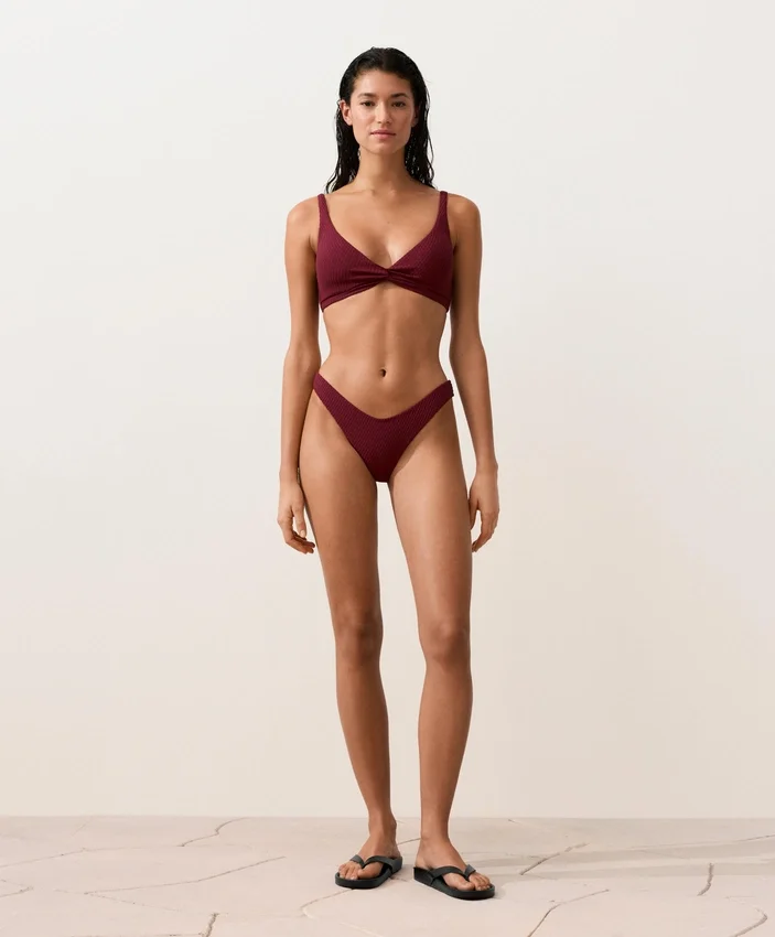 Cueca de biquíni brasileiro com corte em U em jacquard de mini xadrez Cueca de biquíni brasileiro com corte em U em jacquard de mini xadrez