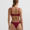 Cueca de biquíni brasileiro com corte em U em jacquard de mini xadrez Cueca de biquíni brasileiro com corte em U em jacquard de mini xadrez