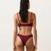 Cueca de biquíni brasileiro com corte em U em jacquard de mini xadrez Cueca de biquíni brasileiro com corte em U em jacquard de mini xadrez