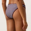 Cueca de biquíni clássica com riscas texturizadas Cueca de biquíni clássica com riscas texturizadas