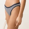 Cueca de biquíni clássica com riscas texturizadas