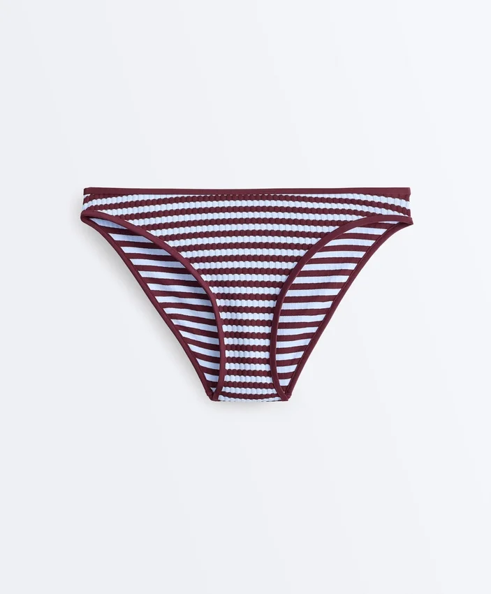 Cueca de biquíni clássica com riscas texturizadas Cueca de biquíni clássica com riscas texturizadas