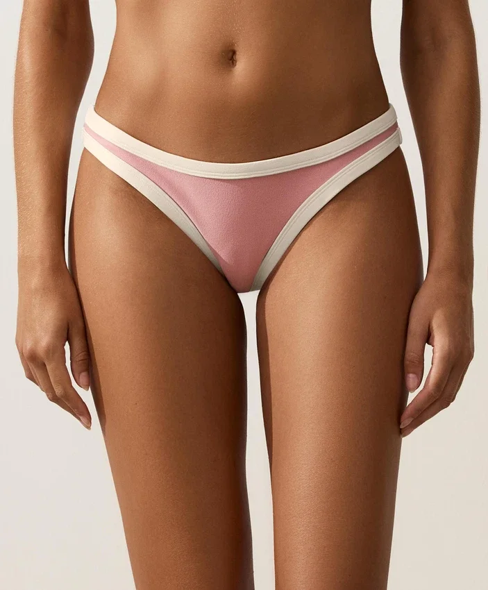 Cueca de biquíni de cobertura média com corte em U e acabamento contrastante Cueca de biquíni de cobertura média com corte em U e acabamento contrastante