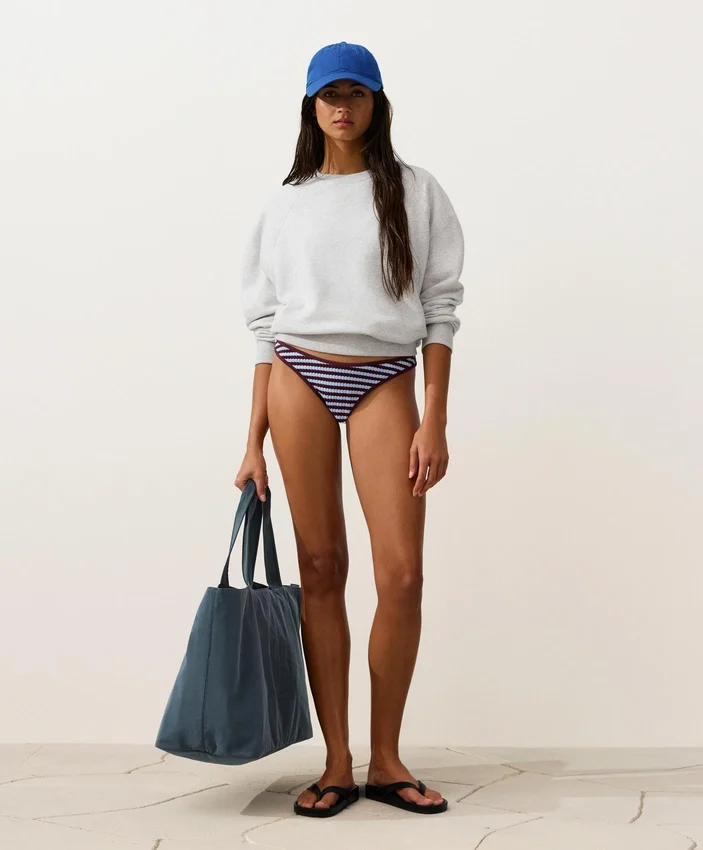 Cueca de biquíni de cobertura média com corte em U e riscas texturadas Cueca de biquíni de cobertura média com corte em U e riscas texturadas