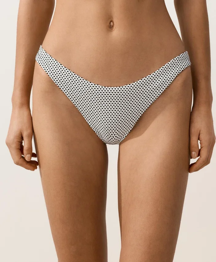 Cueca de biquínis com corte em U e cobertura média em jacquard às bolinhas Cueca de biquínis com corte em U e cobertura média em jacquard às bolinhas