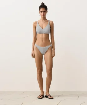 Cueca de biquínis com corte em U e cobertura média em jacquard às bolinhas Cueca de biquínis com corte em U e cobertura média em jacquard às bolinhas