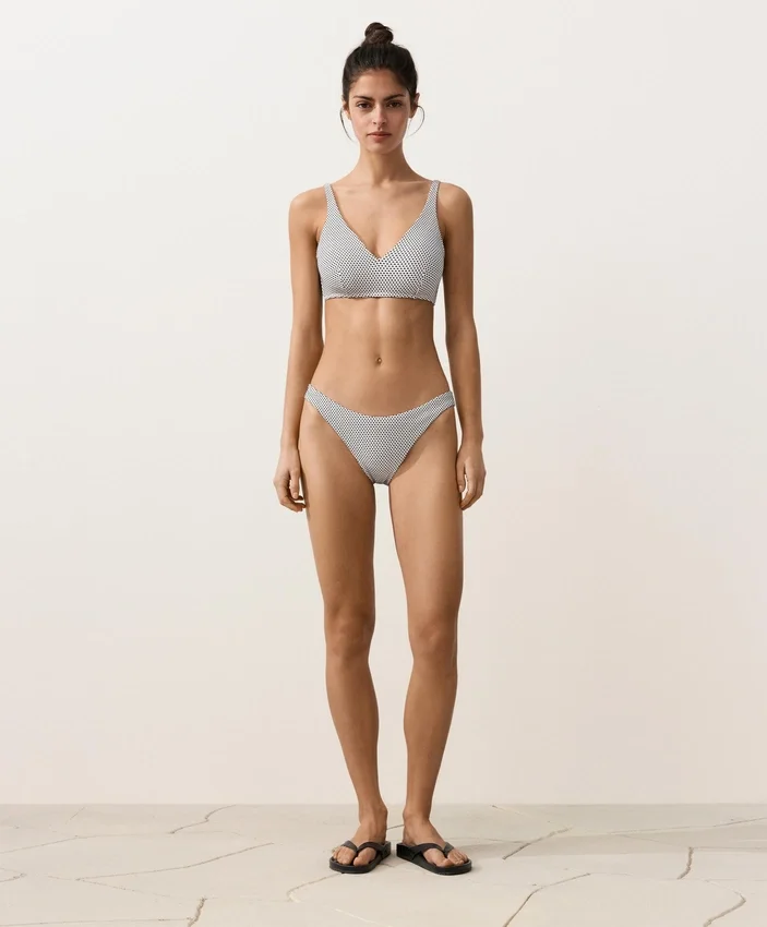 Cueca de biquínis com corte em U e cobertura média em jacquard às bolinhas Cueca de biquínis com corte em U e cobertura média em jacquard às bolinhas