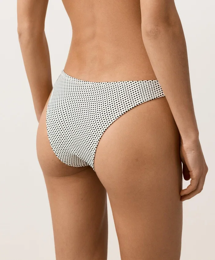 Cueca de biquínis com corte em U e cobertura média em jacquard às bolinhas Cueca de biquínis com corte em U e cobertura média em jacquard às bolinhas