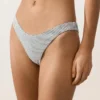 Cueca de biquínis com corte em U e cobertura média em jacquard às bolinhas Cueca de biquínis com corte em U e cobertura média em jacquard às bolinhas