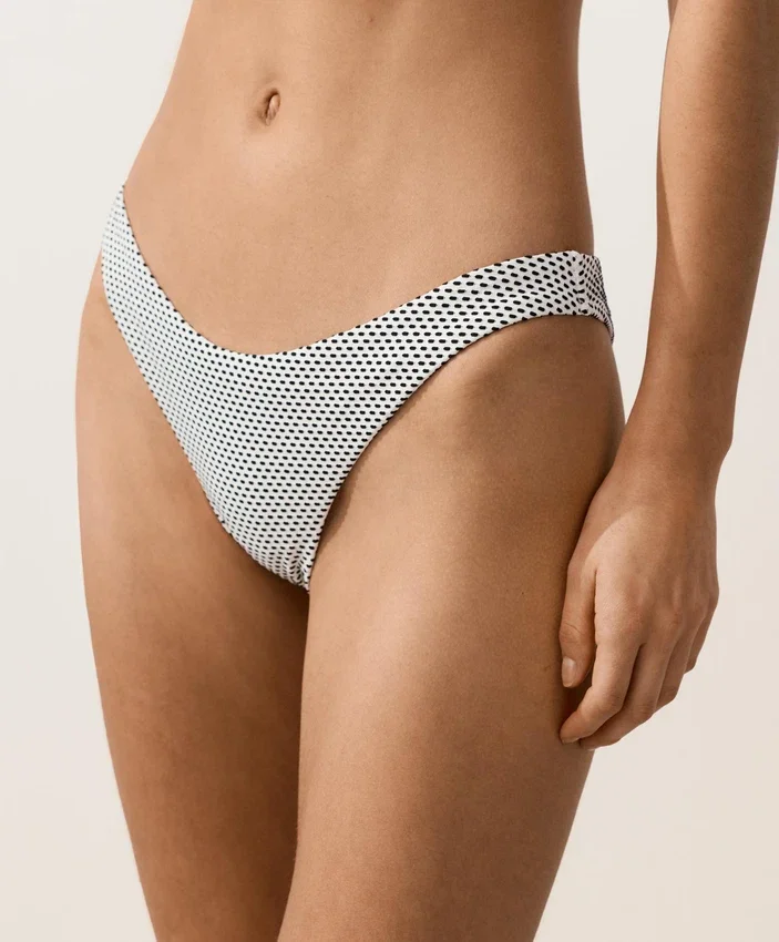 Cueca de biquínis com corte em U e cobertura média em jacquard às bolinhas Cueca de biquínis com corte em U e cobertura média em jacquard às bolinhas