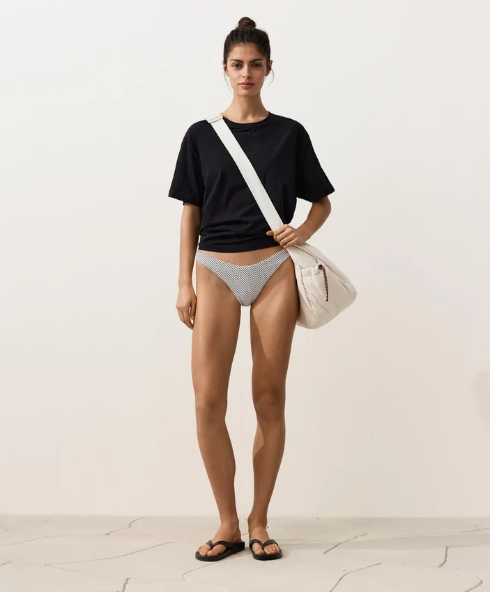Cueca de biquínis com corte em U e cobertura média em jacquard às bolinhas Cueca de biquínis com corte em U e cobertura média em jacquard às bolinhas