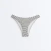 Cueca de biquínis com corte em U e cobertura média em jacquard às bolinhas Cueca de biquínis com corte em U e cobertura média em jacquard às bolinhas