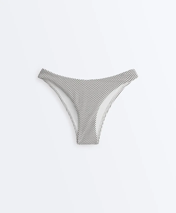 Cueca de biquínis com corte em U e cobertura média em jacquard às bolinhas Cueca de biquínis com corte em U e cobertura média em jacquard às bolinhas