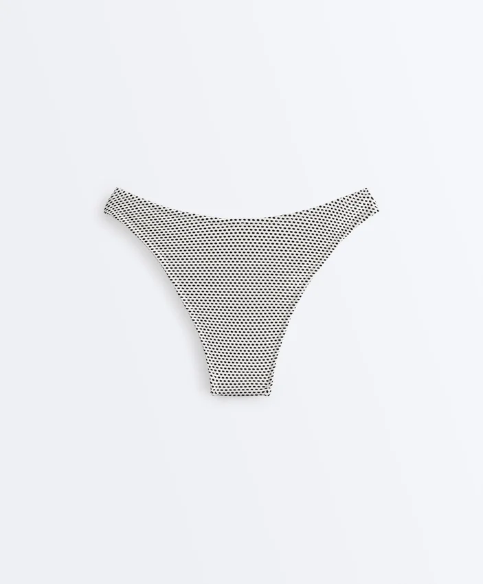 Cueca de biquínis com corte em U e cobertura média em jacquard às bolinhas Cueca de biquínis com corte em U e cobertura média em jacquard às bolinhas