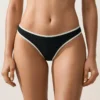 Cueca de fio dental com corte em U e acabamento contrastante Cueca de fio dental com corte em U e acabamento contrastante