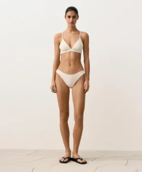 Top de biquíni triangular em croché com textura bolha