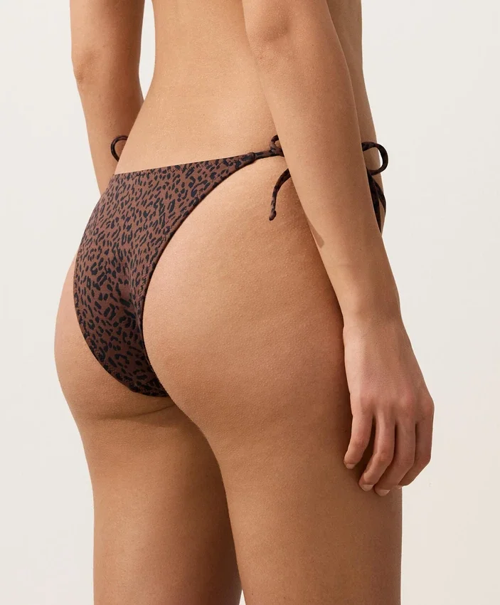 Cuecas de biquíni de cobertura média com laços e estampado de leopardo Cuecas de biquíni de cobertura média com laços e estampado de leopardo