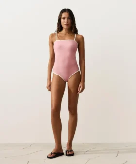 Fato de banho bandeau com acabamentos contrastantes Fato de banho bandeau com acabamentos contrastantes