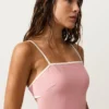 Fato de banho bandeau com acabamentos contrastantes Fato de banho bandeau com acabamentos contrastantes