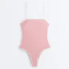 Fato de banho bandeau com acabamentos contrastantes Fato de banho bandeau com acabamentos contrastantes