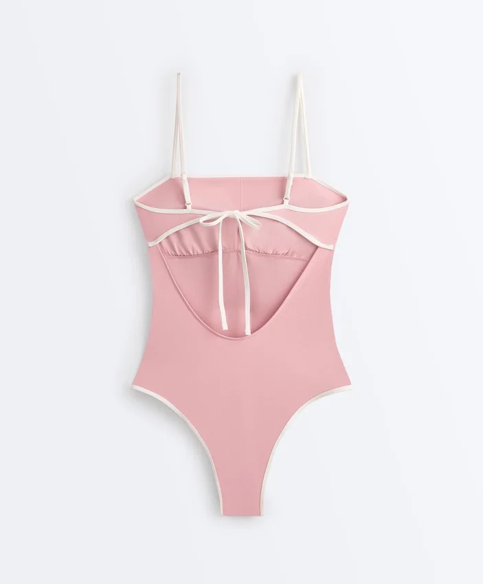 Fato de banho bandeau com acabamentos contrastantes Fato de banho bandeau com acabamentos contrastantes