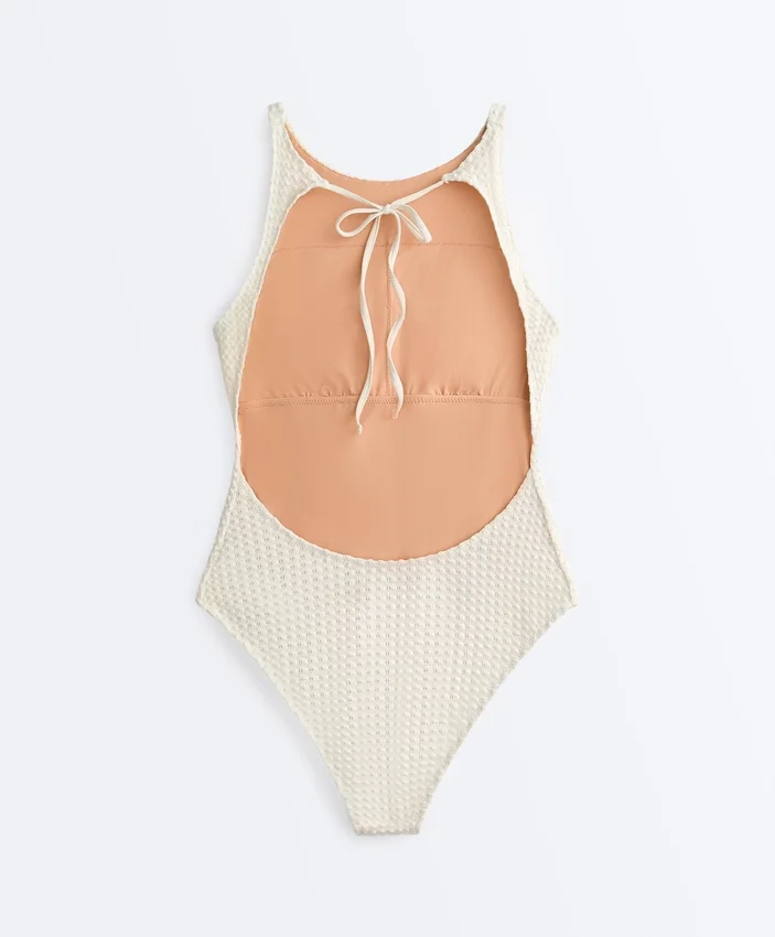 Fato de banho com decote halter em croché com textura bolha Fato de banho com decote halter em croché com textura bolha