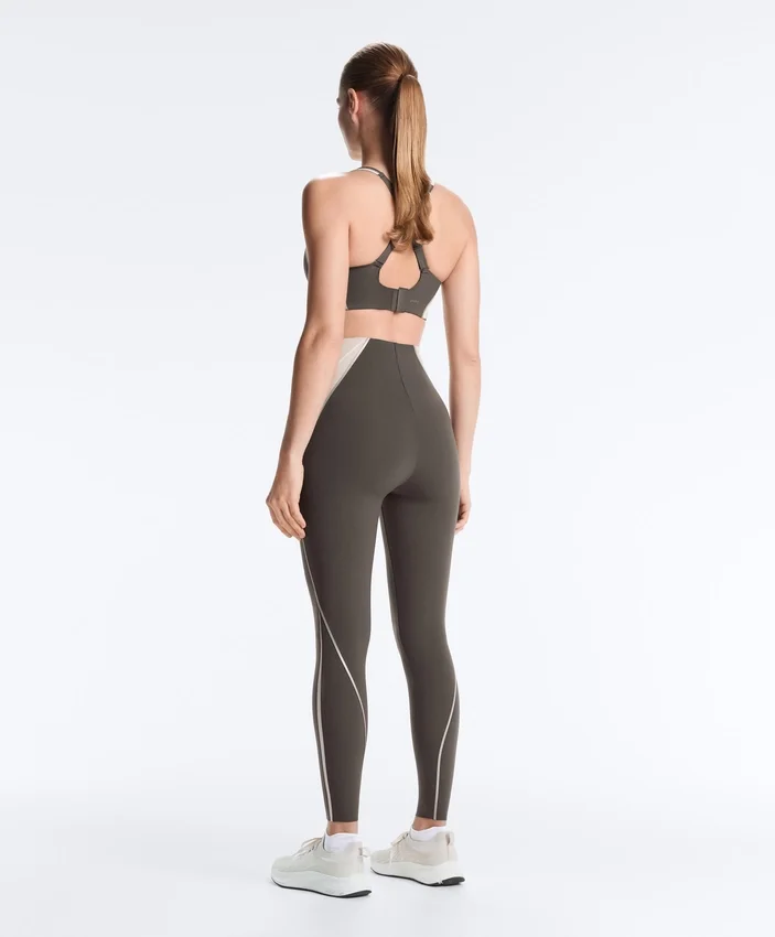Sutiã desportivo compressivo de apoio firme com detalhes refletores Sutiã desportivo compressivo de apoio firme com detalhes refletores