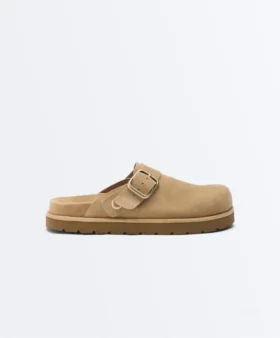 Mules em pele dividida com fivela