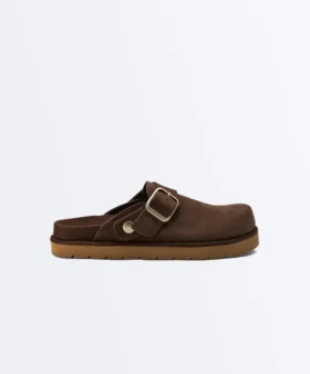 Mules em pele dividida com fivela