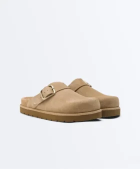 Mules em pele dividida com fivela