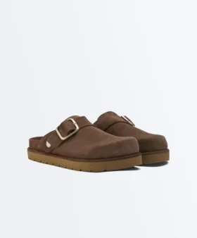 Mules em pele dividida com fivela