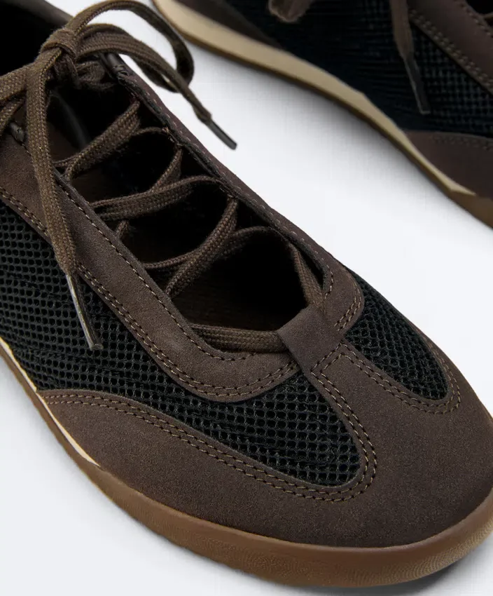 Sapatilhas em malha com materiais mistos Sapatilhas em malha com materiais mistos