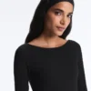 T-shirt com gola em barco em mistura de modal canelado T-shirt com gola em barco em mistura de modal canelado