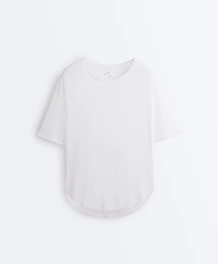T-shirt de manga curta em mistura de modal com bainha traseira arredondada T-shirt de manga curta em mistura de modal com bainha traseira arredondada