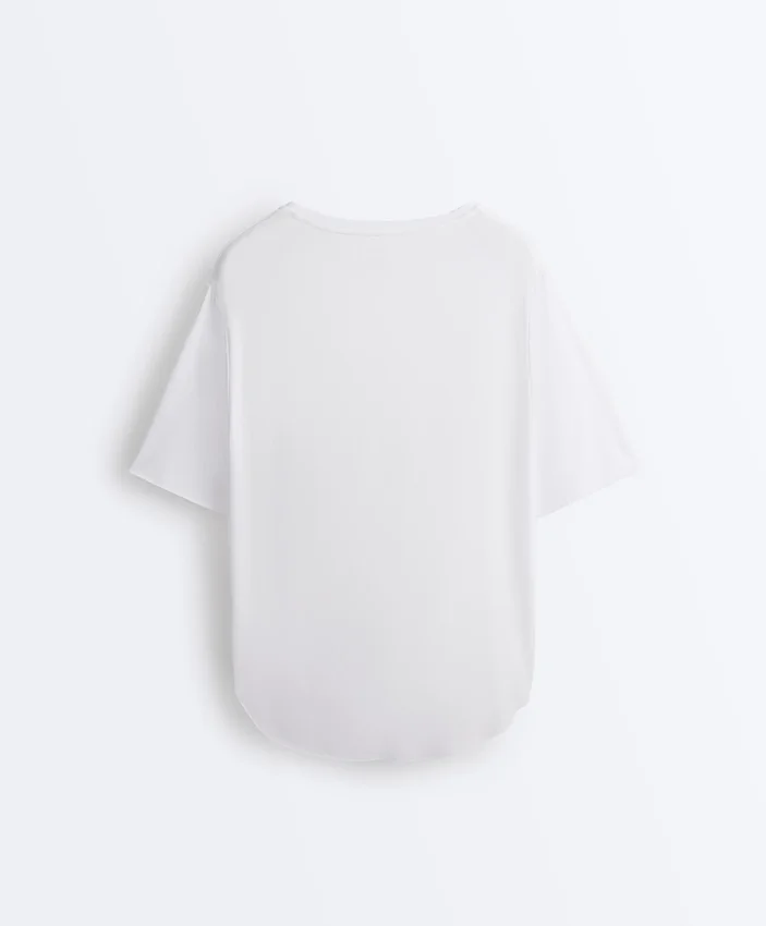 T-shirt de manga curta em mistura de modal com bainha traseira arredondada T-shirt de manga curta em mistura de modal com bainha traseira arredondada